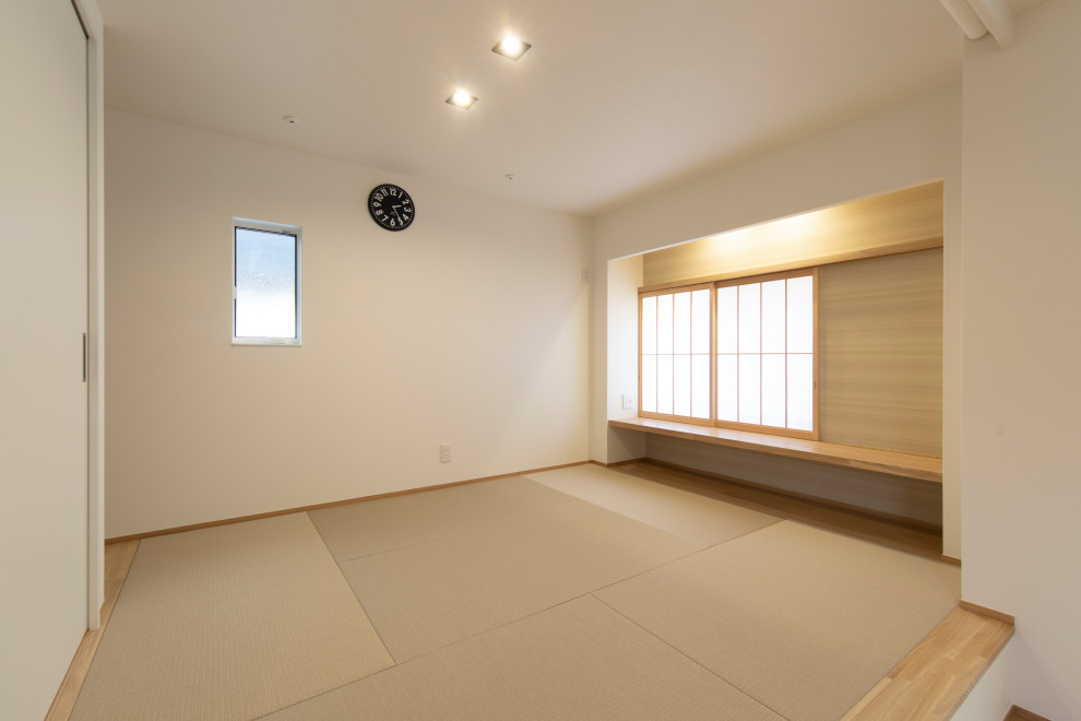 Modelo de salón abierto y blanco de estilo zen sin chimenea con paredes blancas, tatami, suelo multicolor, papel pintado y papel pintado