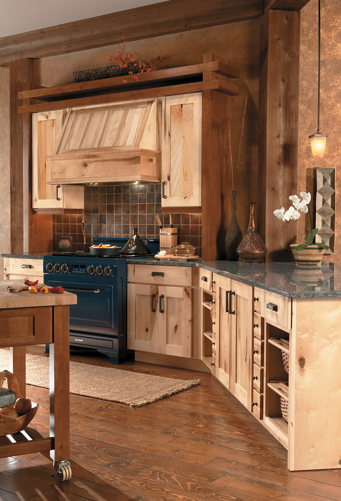 Example of a large mountain style l-shaped dark wood floor open concept kitchen design in Miami with shaker cabinets, light wood cabinets, granite countertops, brown backsplash, ceramic backsplash, colored appliances and an island