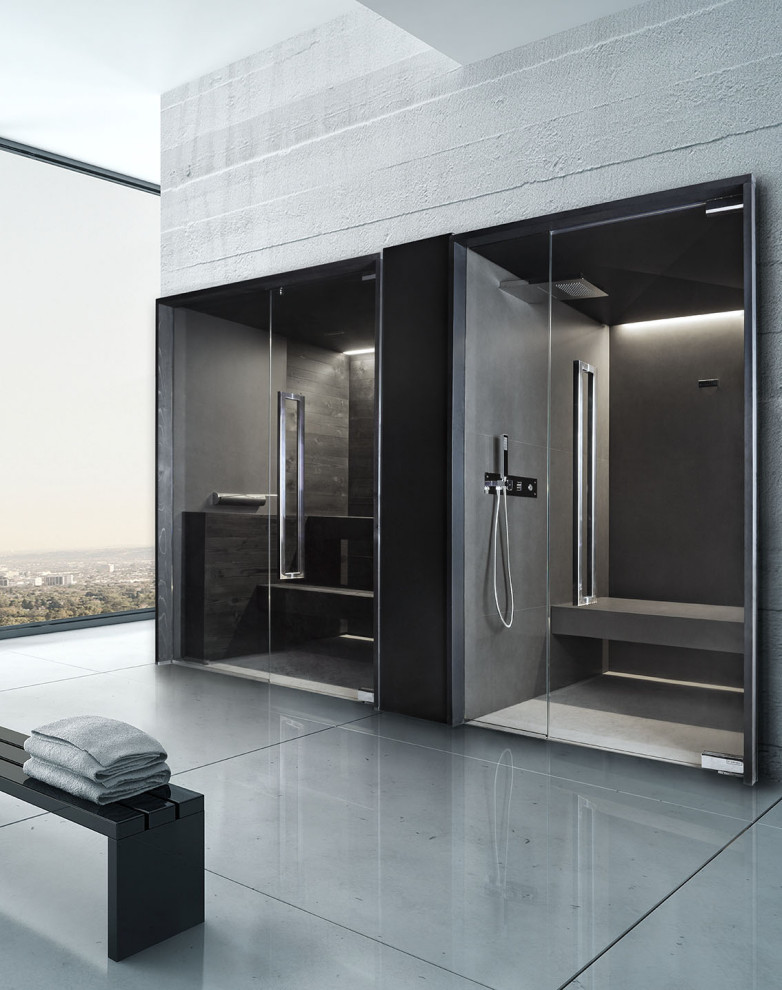 Свежая идея для дизайна: большая баня и сауна в современном стиле с душевой комнатой, черной плиткой, серыми стенами, душем с распашными дверями и сиденьем для душа - отличное фото интерьера