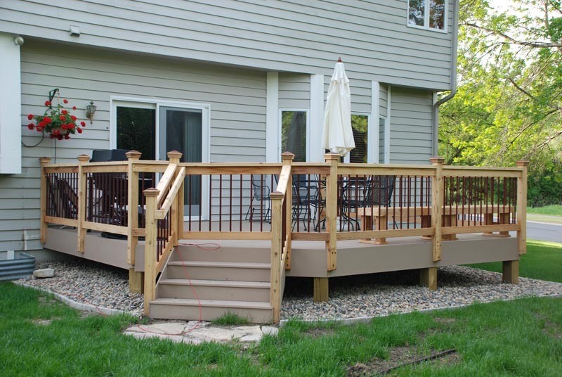 Inspiration for a mid-sized timeless backyard deck remodel