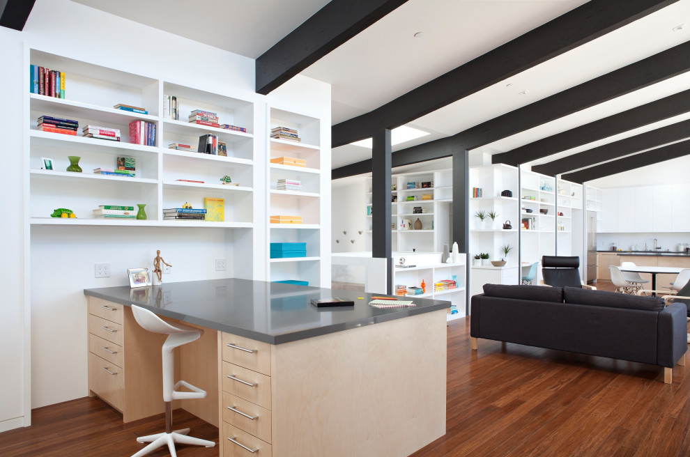 Idées déco pour un bureau atelier contemporain avec un mur blanc, un sol en bois brun, aucune cheminée, un bureau intégré et un sol marron.