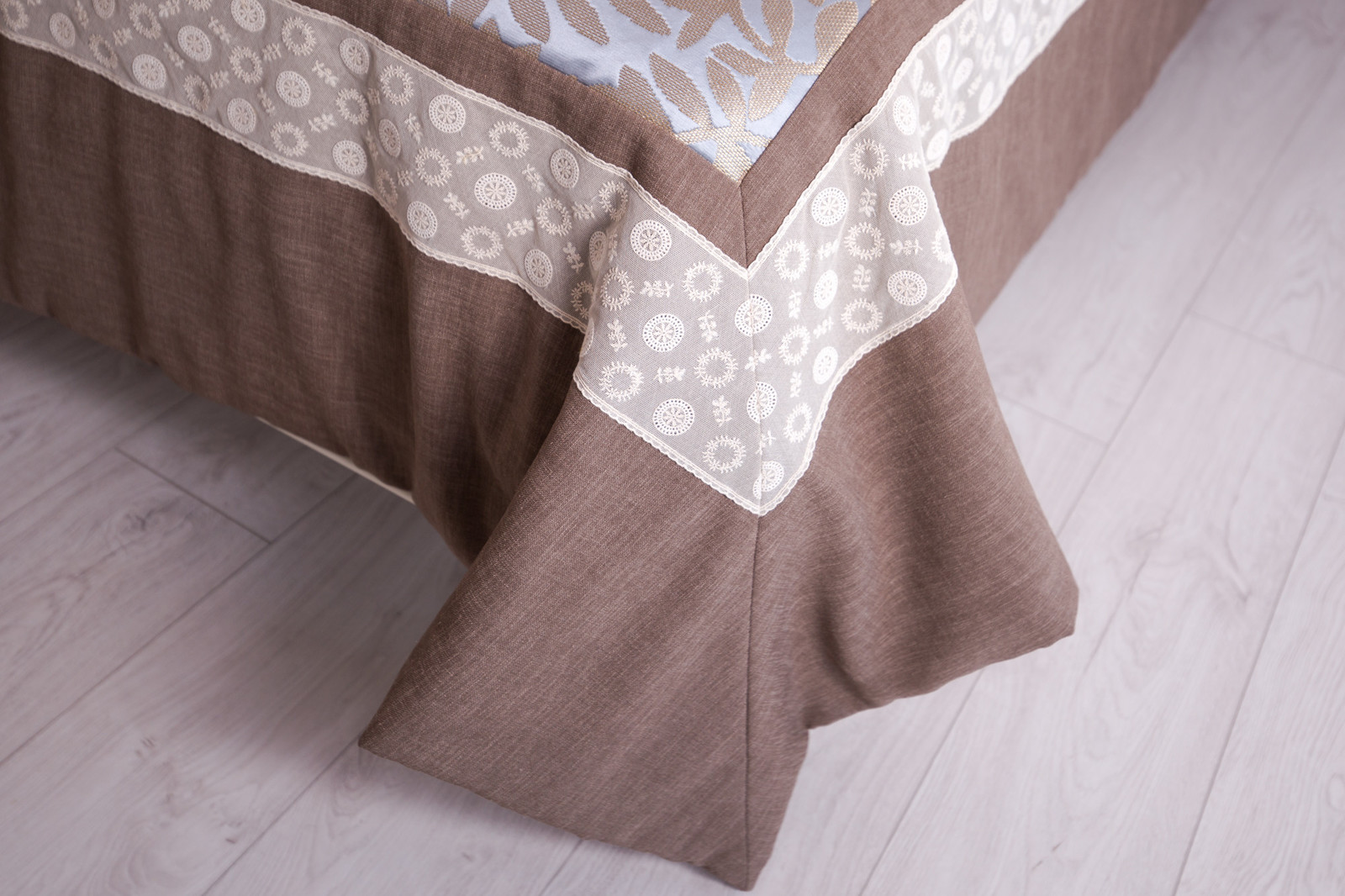 Деревянный дом: особенности текстильного оформления