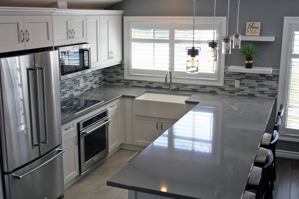 Example of a transitional kitchen design in Toronto