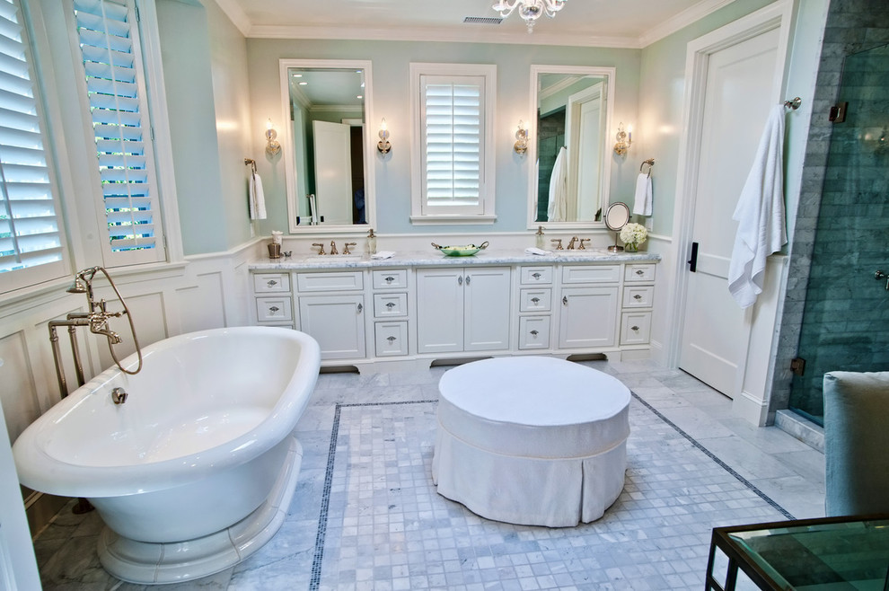 This is an example of a transitional bathroom in Los Angeles.