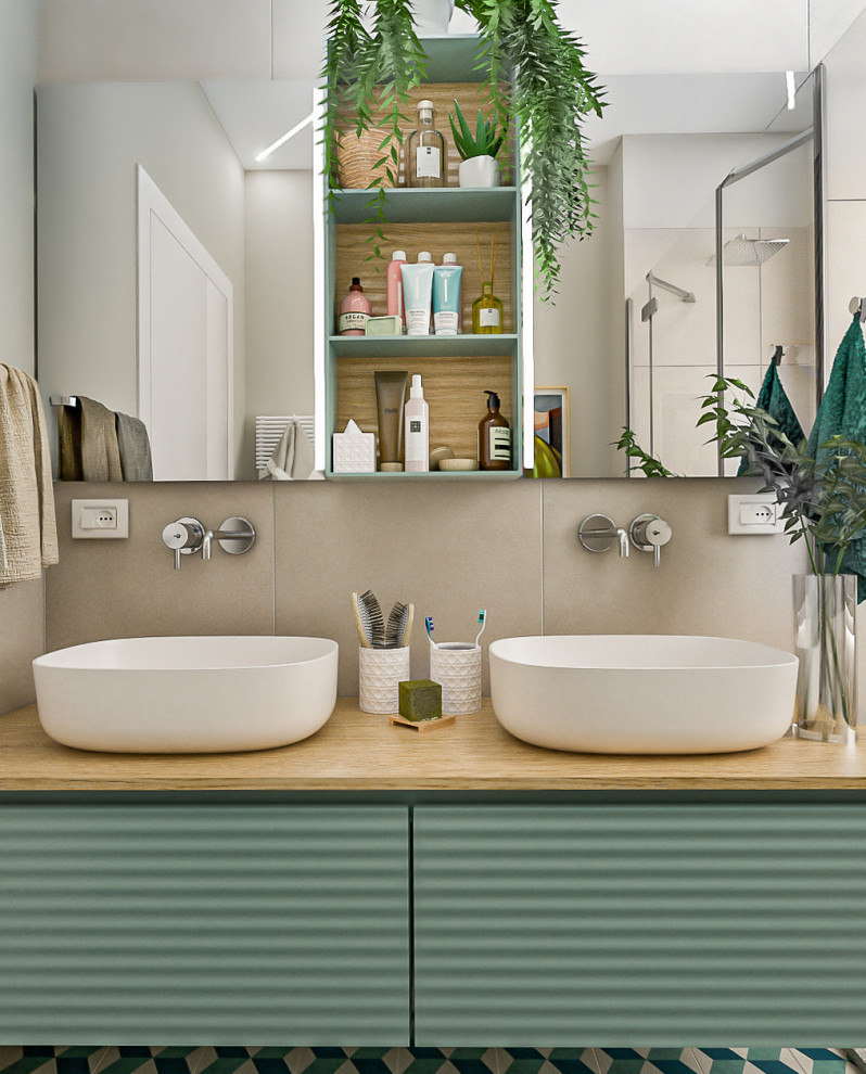 На фото: маленькая, узкая и длинная ванная комната в современном стиле с фасадами с выступающей филенкой, зелеными фасадами, душем в нише, раздельным унитазом, бежевой плиткой, керамогранитной плиткой, бежевыми стенами, полом из цементной плитки, душевой кабиной, настольной раковиной, столешницей из дерева, разноцветным полом, душем с распашными дверями, тумбой под две раковины, подвесной тумбой и многоуровневым потолком для на участке и в саду