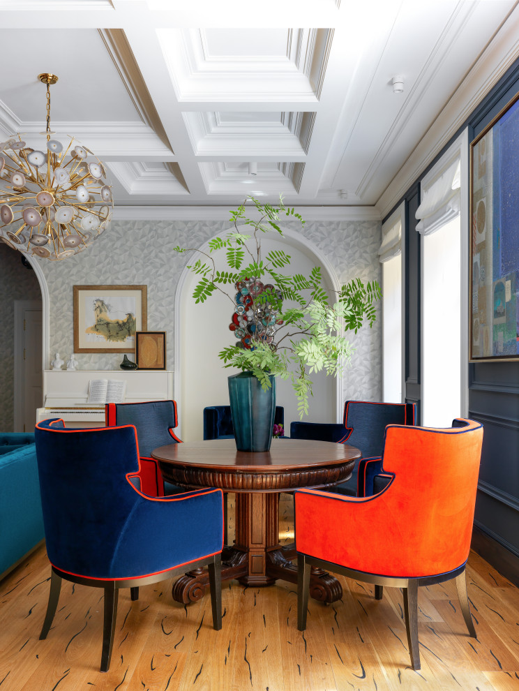 This is an example of a transitional dining room in Saint Petersburg.