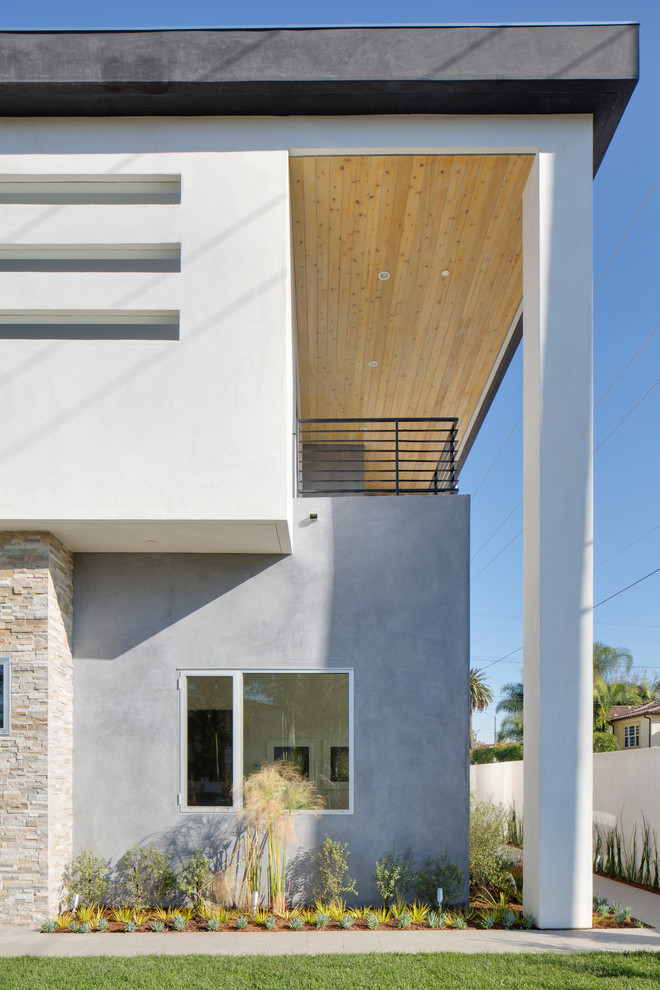 This is an example of a contemporary two-storey stucco grey exterior in Los Angeles.