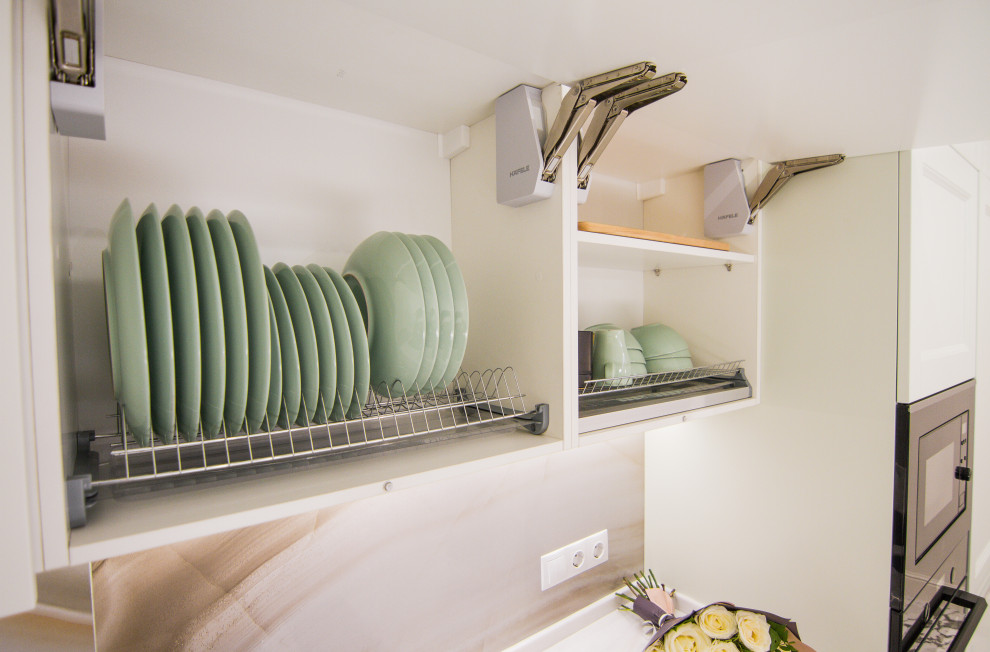 Минималистичная белая кухня с барной стойкой