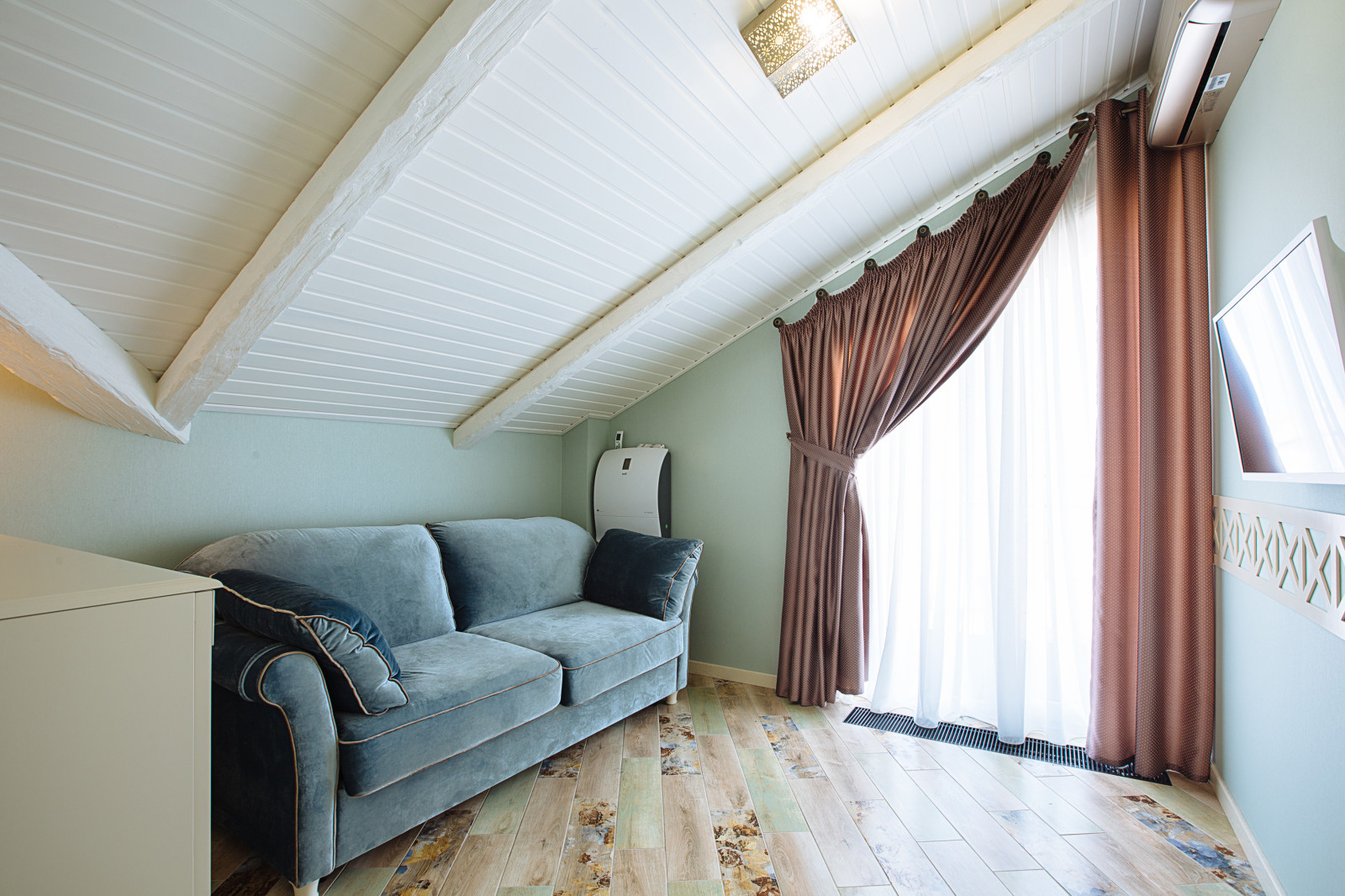 Современная интерпретация стиля "Шебби-шик" в двухкомнатной квартире на мансарде