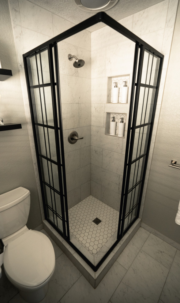 Esempio di una piccola stanza da bagno con doccia chic con ante in stile shaker, ante grigie, WC a due pezzi, un lavabo e mobile bagno freestanding