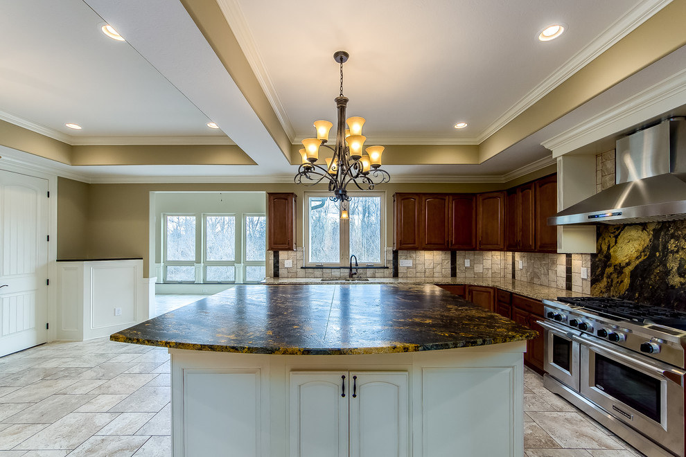 Design ideas for a classic kitchen in Columbus.