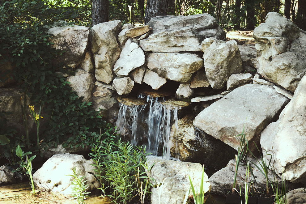 Искусственные скалы с водопадом