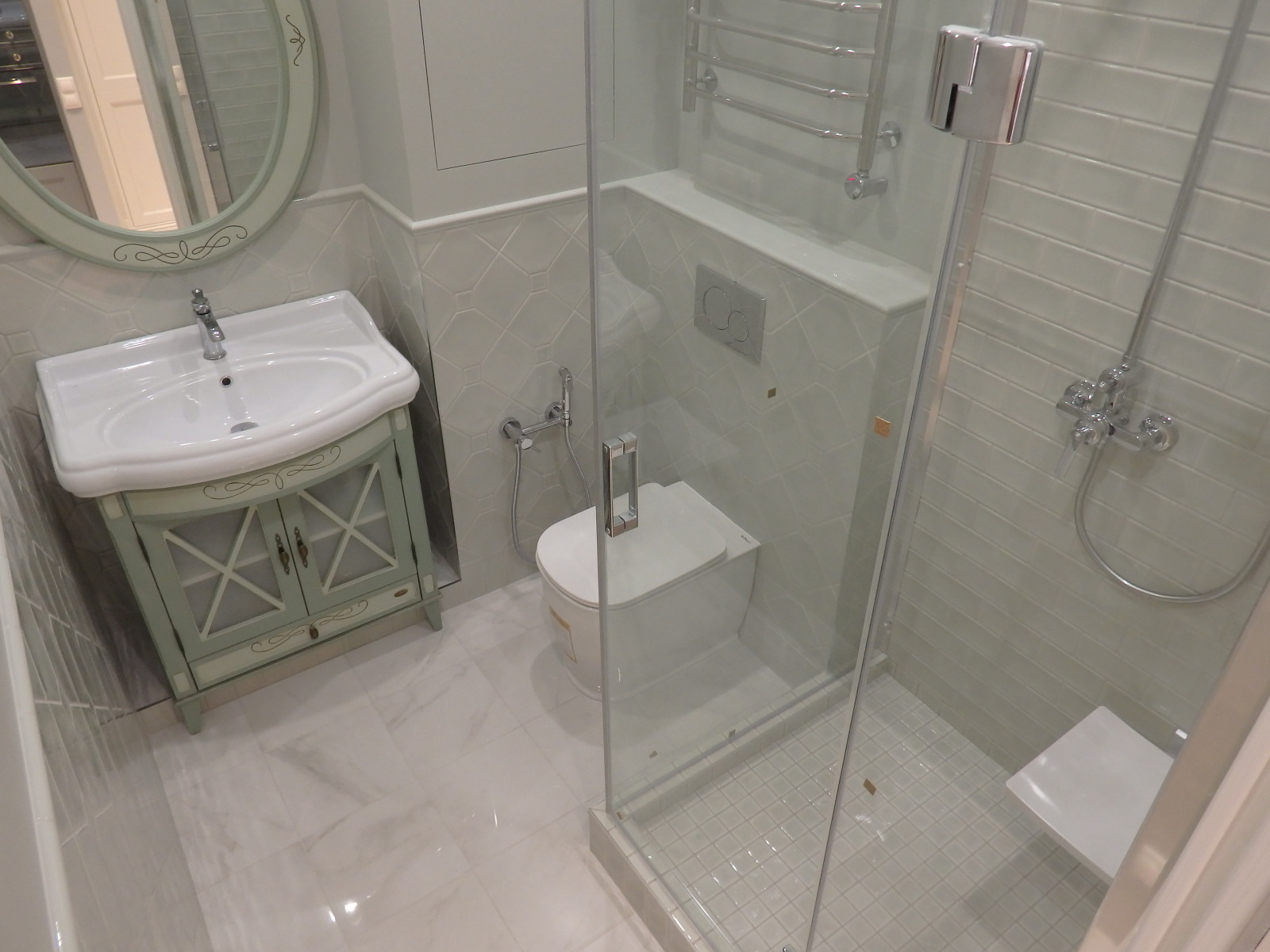 ЖК Вивальди - новый санузел в квартире-студии в новостройке с душевым углом