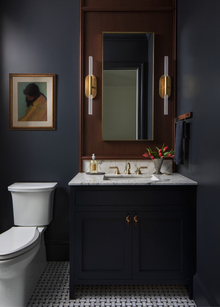 Пример оригинального дизайна: туалет в стиле неоклассика (современная классика) с фасадами в стиле шейкер, черными фасадами, черными стенами, полом из мозаичной плитки, врезной раковиной, разноцветным полом, белой столешницей и встроенной тумбой