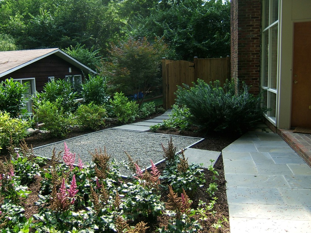 Design ideas for a small midcentury side yard patio in DC Metro with gravel.