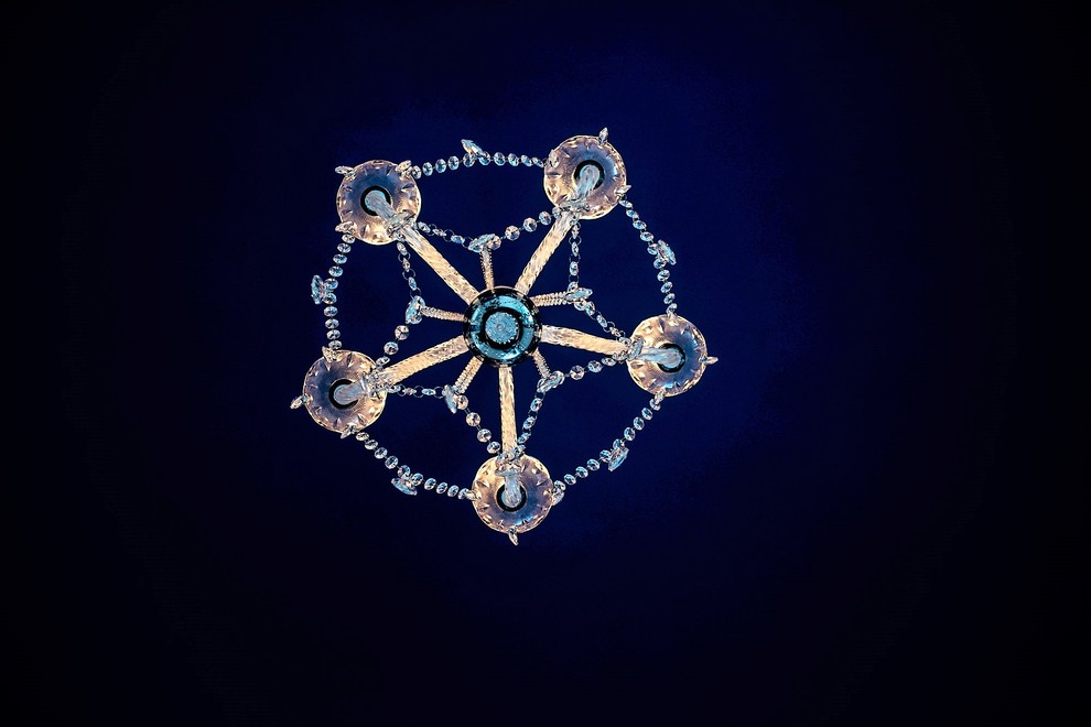 Kleiner Eklektischer Flur mit blauer Wandfarbe, Teppichboden und schwarzem Boden in Berlin