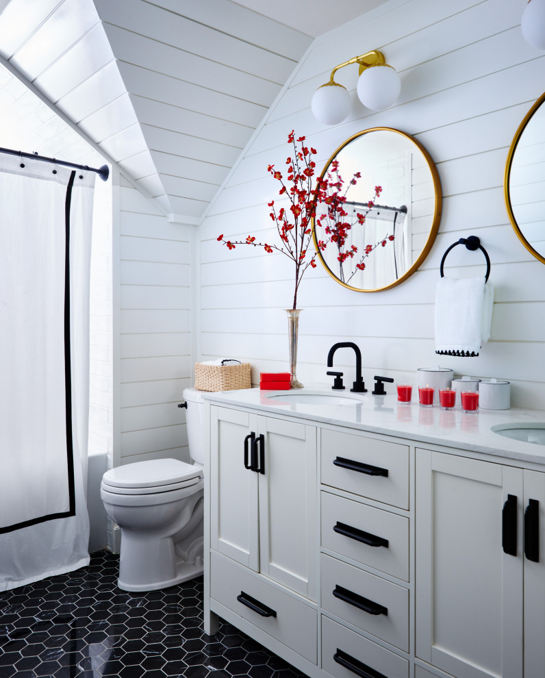 Пример оригинального дизайна: большая детская ванная комната в стиле модернизм с фасадами в стиле шейкер, белыми фасадами, ванной в нише, душем в нише, унитазом-моноблоком, белой плиткой, белыми стенами, мраморным полом, врезной раковиной, мраморной столешницей, черным полом, шторкой для ванной, белой столешницей, тумбой под две раковины и встроенной тумбой