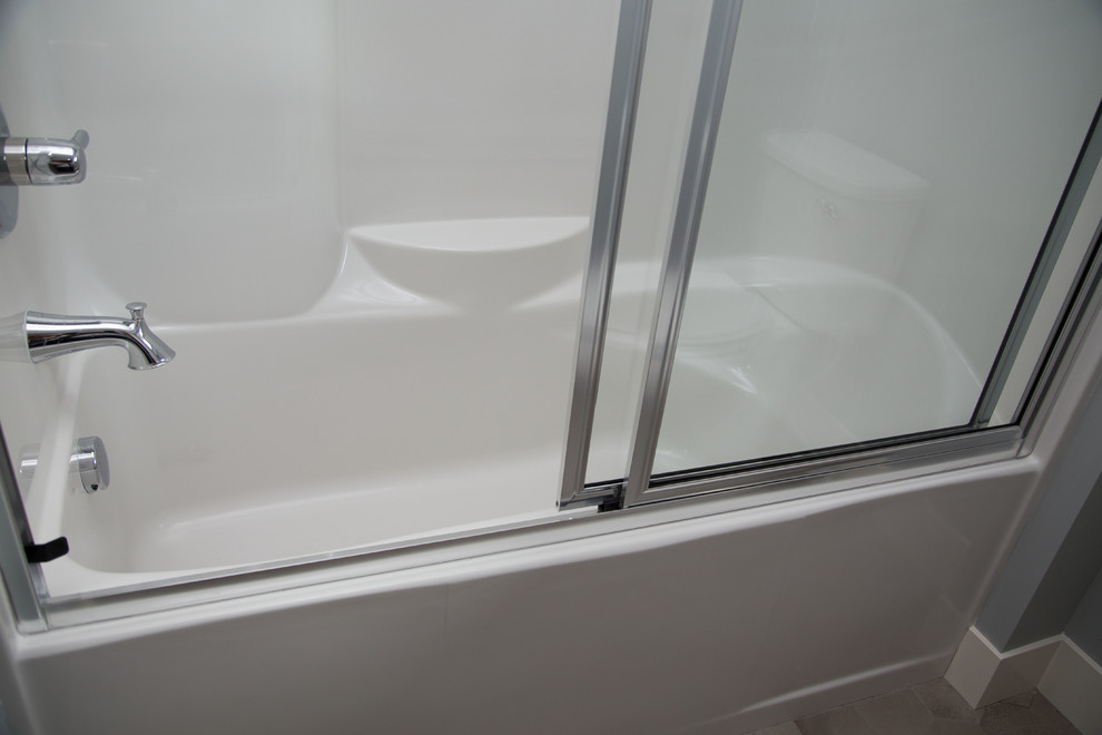 Example of a transitional home design design in Minneapolis