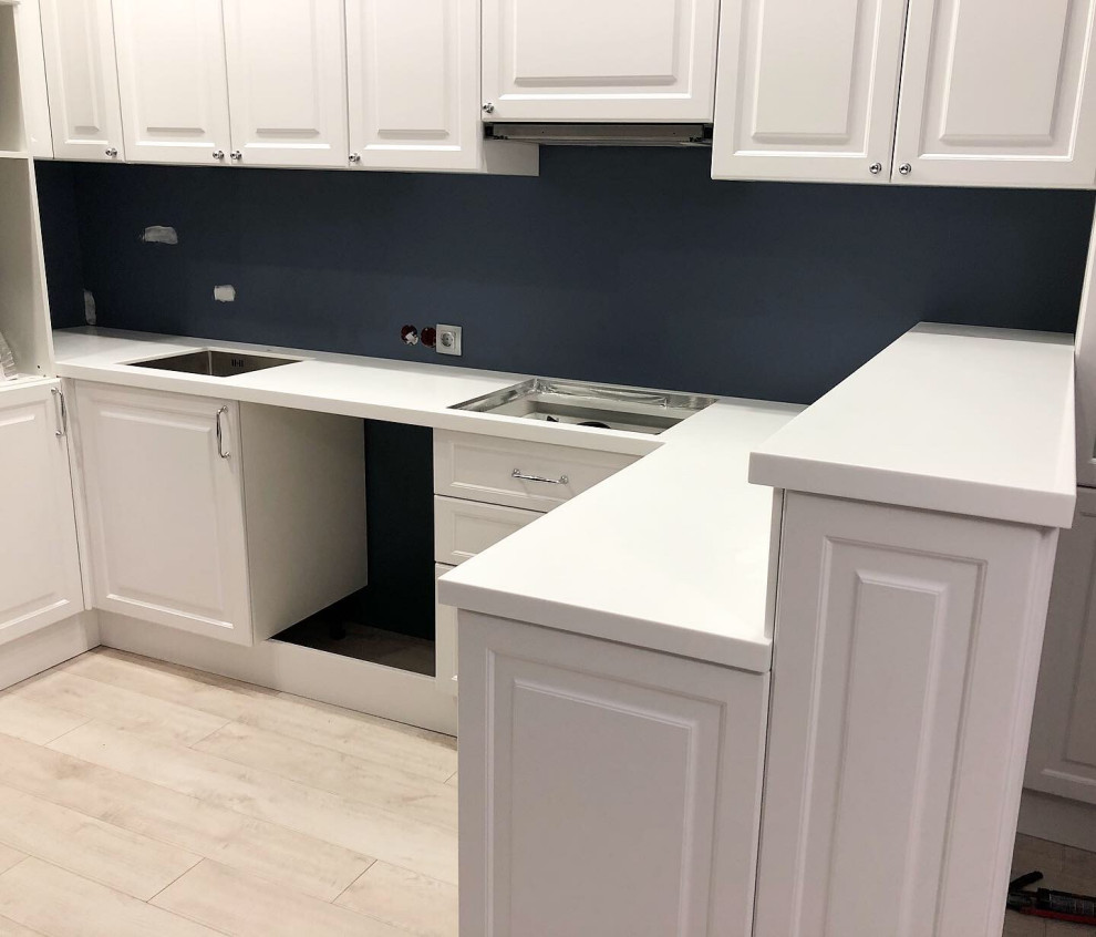 Столешница с барной стойкой на кухне в классическом стиле