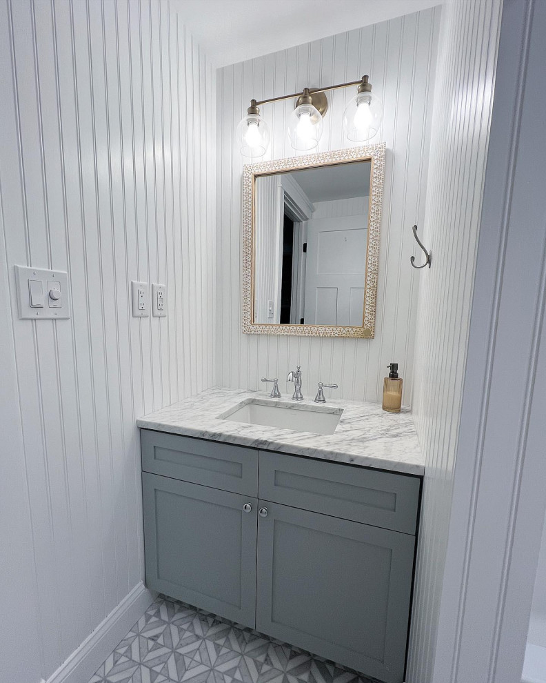 Idéer för att renovera ett mellanstort vintage badrum, med skåp i shakerstil, blå skåp, en dusch/badkar-kombination, vit kakel, tunnelbanekakel, vita väggar, marmorgolv, marmorbänkskiva och dusch med duschdraperi