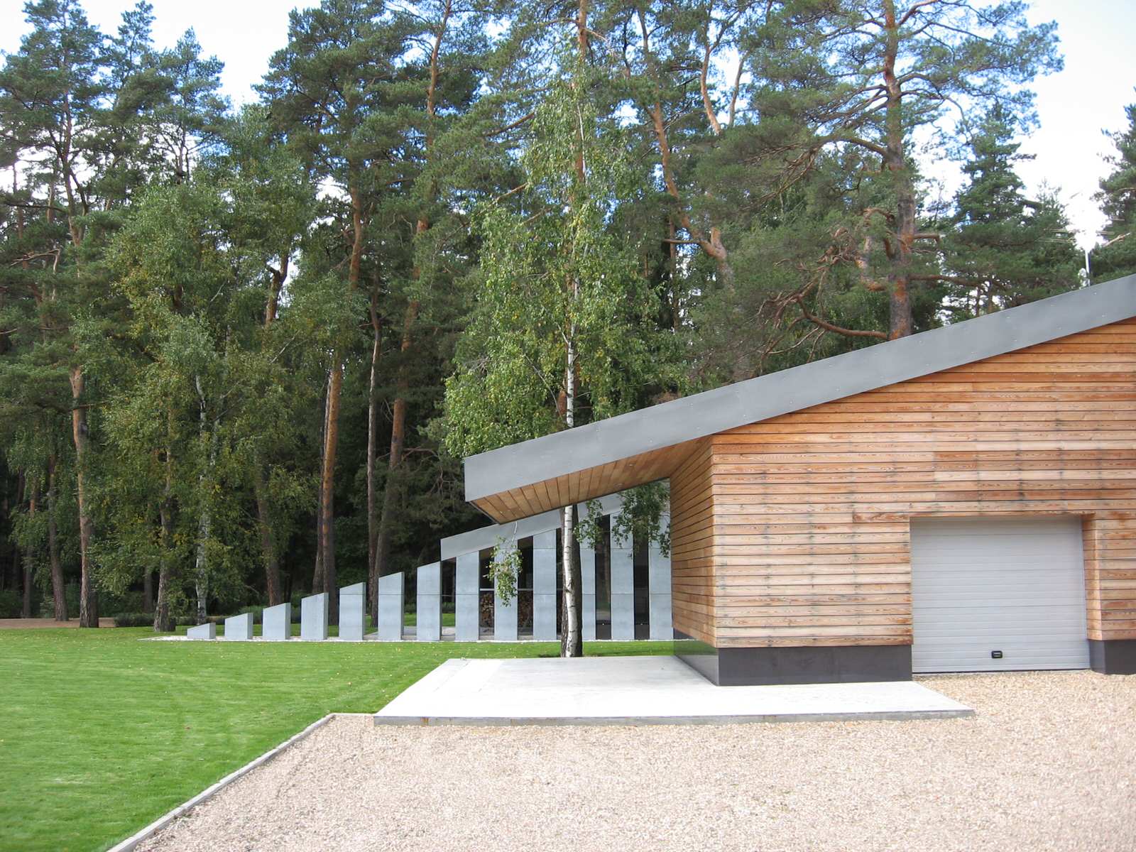 Дом в соснах у пруда