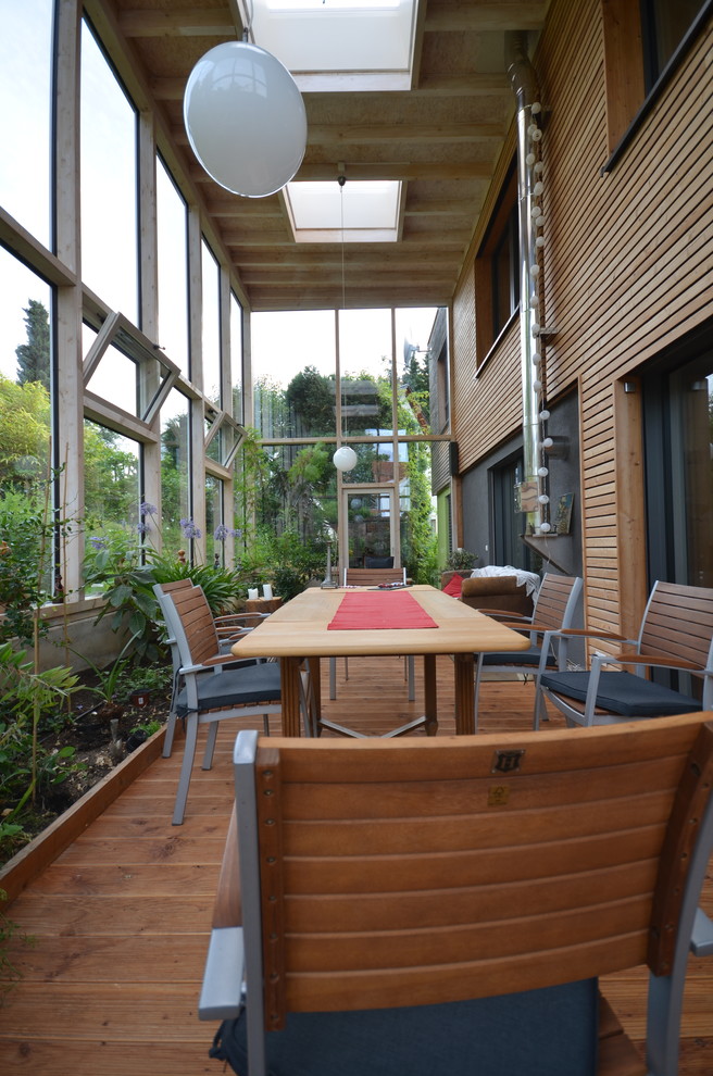 Großer Moderner Wintergarten mit Oberlicht und braunem Holzboden in Berlin