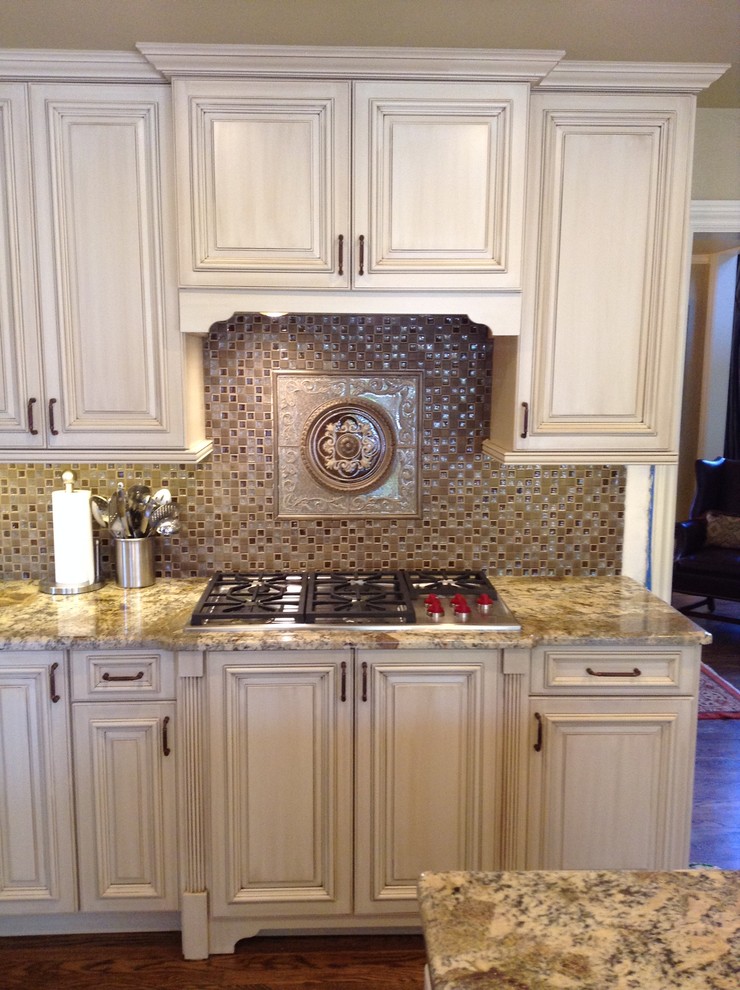 Kitchen - transitional kitchen idea in Denver