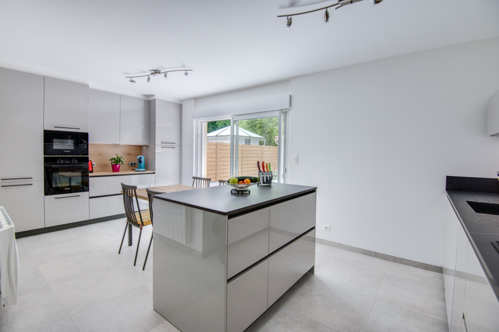 Foto di una grande cucina minimalista