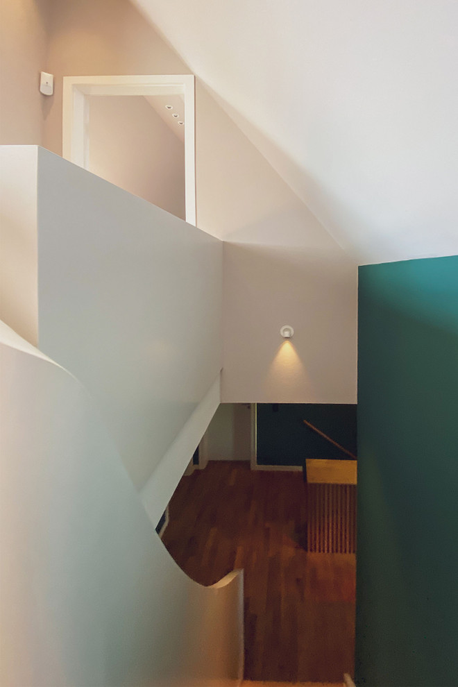 Idéer för en modern hall, med gröna väggar och mellanmörkt trägolv