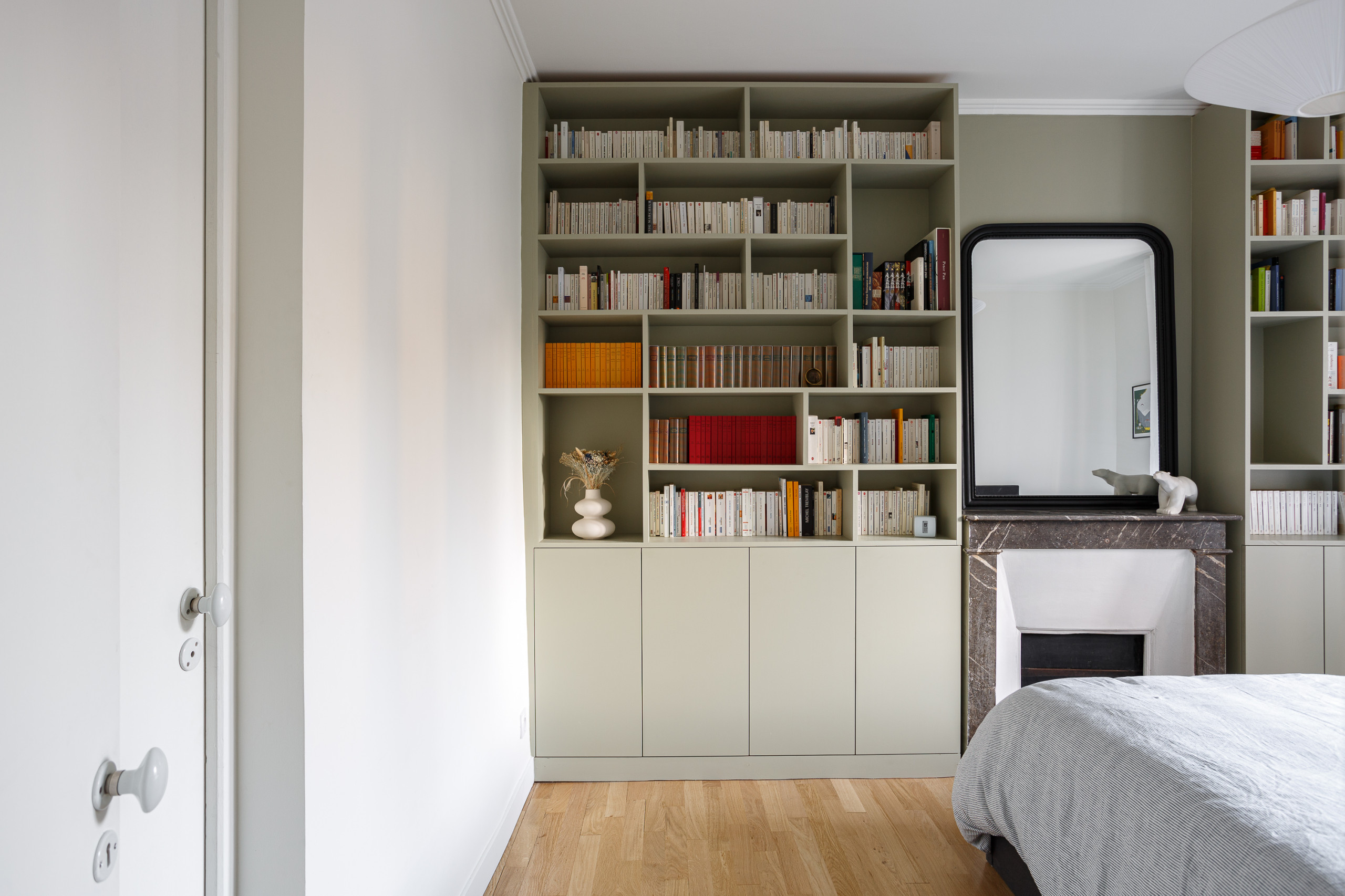 Une chambre à coucher rénovée avec style : la bibliothèque comme élément central