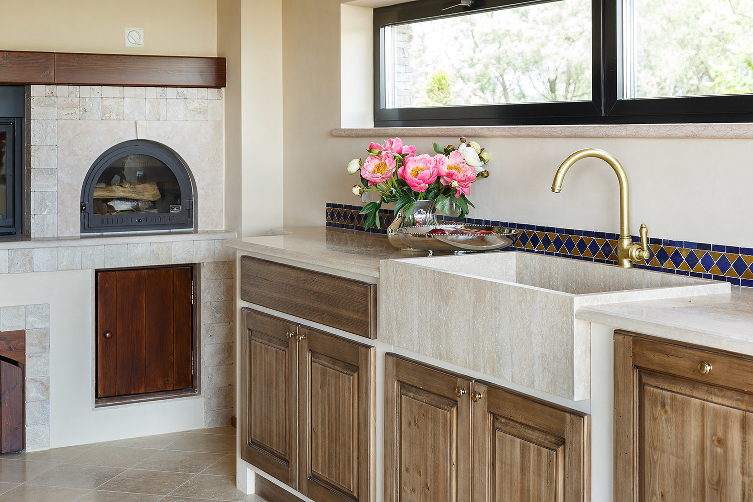 Столешница с раковиной из травертина