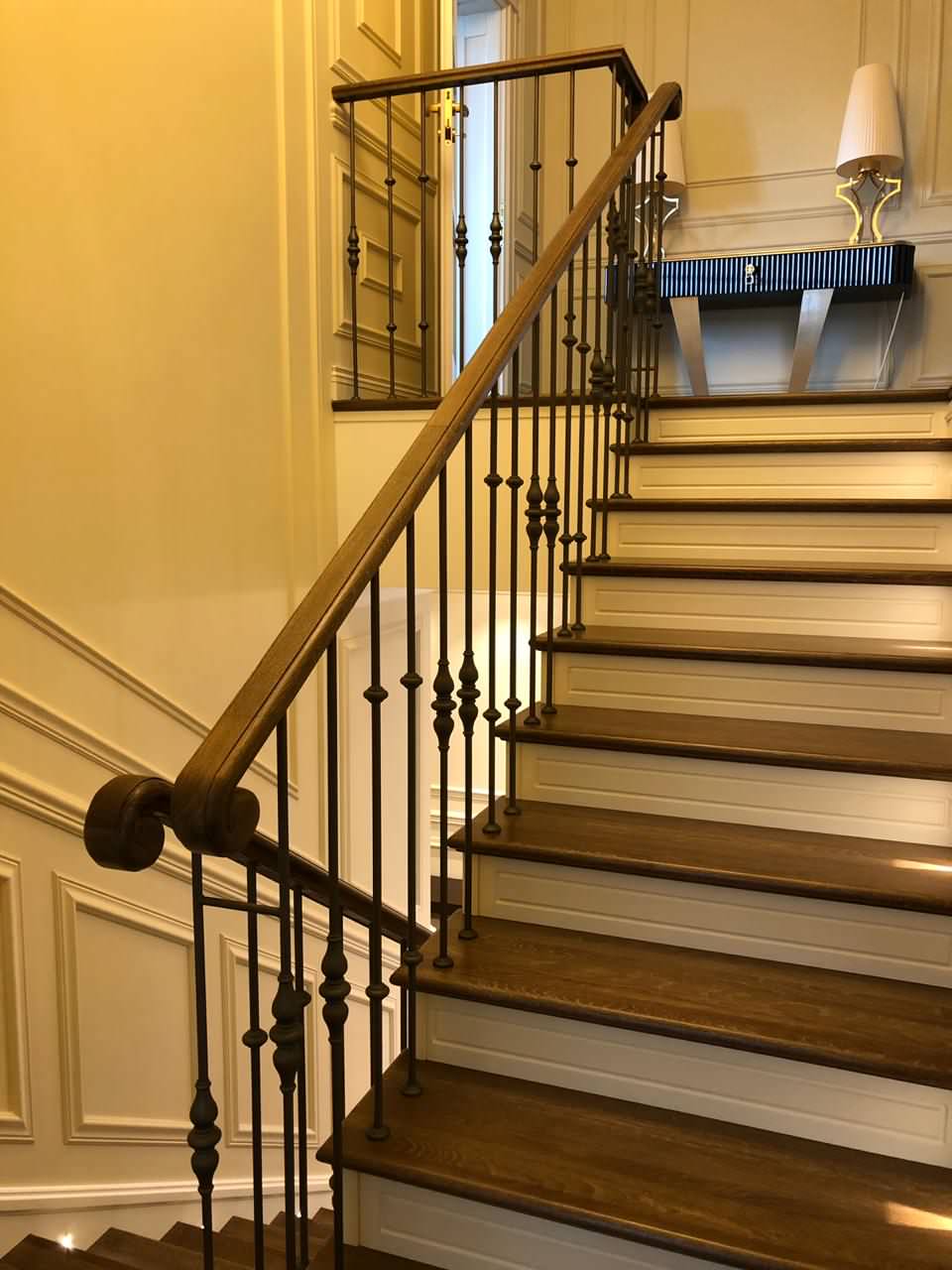 Облицовка лестниц из бетона с токарными стойками (2019)