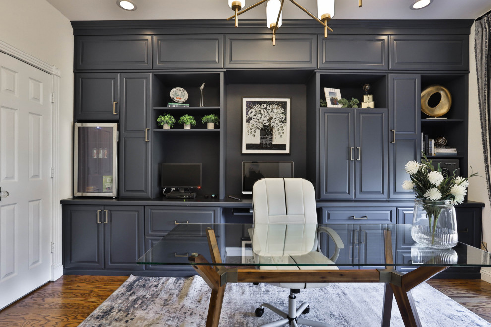 На фото: рабочее место среднего размера в стиле модернизм с синими стенами, полом из ламината, отдельно стоящим рабочим столом и коричневым полом с