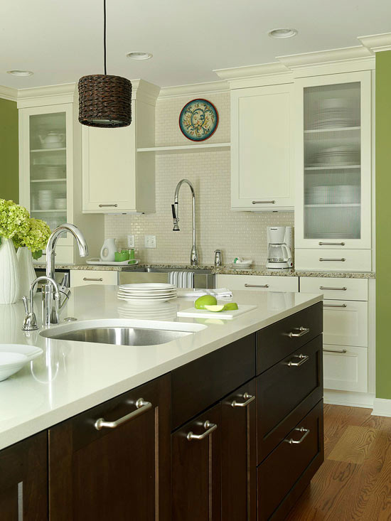 Inspiration for a mid-sized contemporary kitchen in Los Angeles with with island.