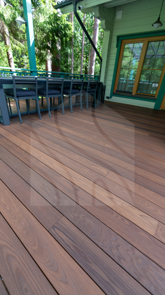 Терраса из термоясеня для загородного дома