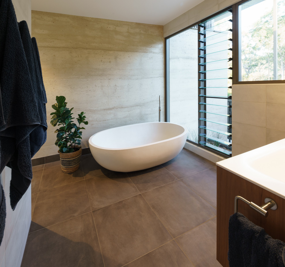 Inspiration for a contemporary bathroom in Sunshine Coast.
