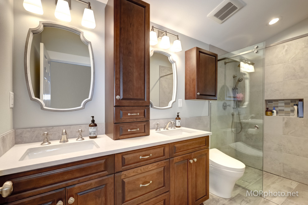 Ispirazione per una stanza da bagno padronale tradizionale di medie dimensioni con piastrelle effetto legno, top bianco, due lavabi e mobile bagno incassato