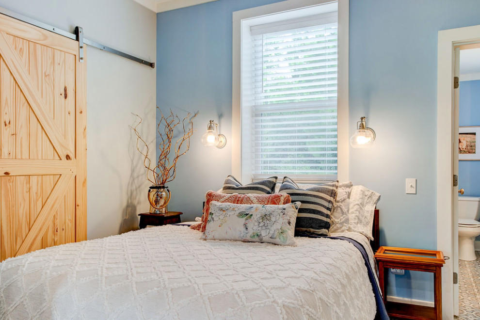 Inspiration pour une petite chambre mansardée ou avec mezzanine rustique avec un mur bleu, un sol en carrelage de porcelaine et un sol marron.