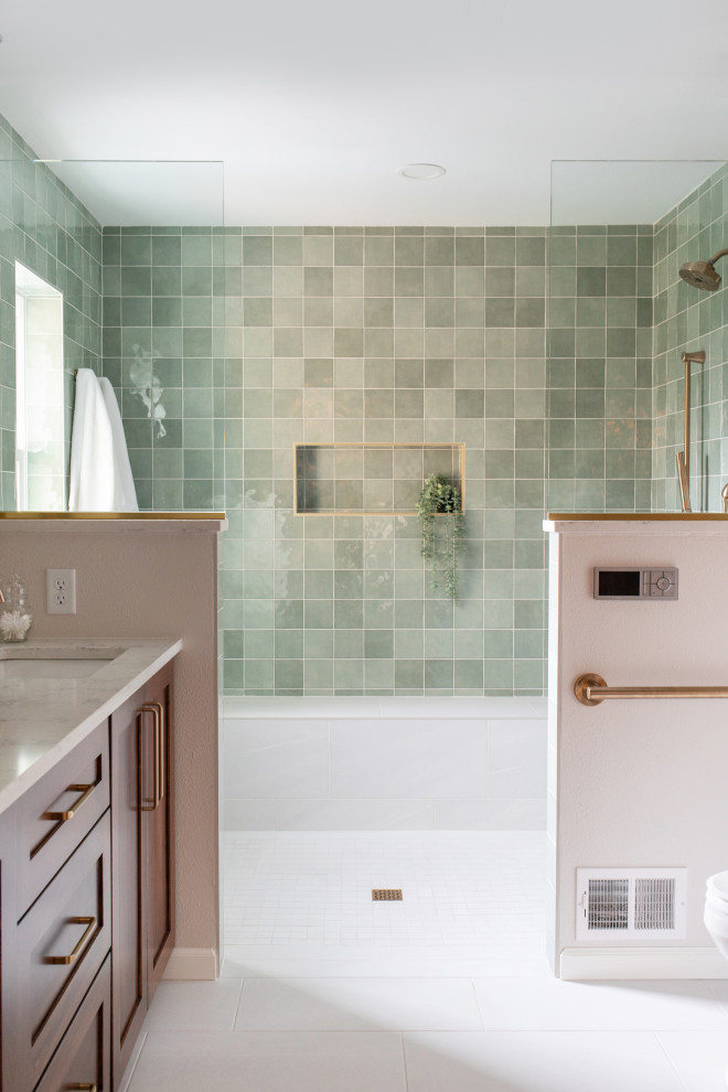 Идея дизайна: большая главная ванная комната в стиле модернизм с фасадами в стиле шейкер, коричневыми фасадами, открытым душем, унитазом-моноблоком, зеленой плиткой, керамической плиткой, серыми стенами, полом из керамической плитки, накладной раковиной, столешницей из искусственного кварца, серым полом, открытым душем, белой столешницей, сиденьем для душа, тумбой под две раковины и встроенной тумбой