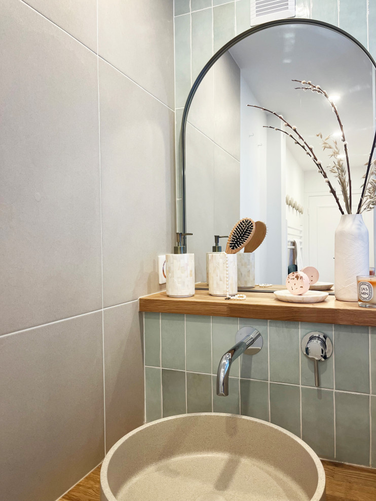 Idéer för små funkis brunt badrum med dusch, med släta luckor, vita skåp, en dusch i en alkov, grön kakel, mosaik, gröna väggar, klinkergolv i keramik, ett nedsänkt handfat, träbänkskiva, beiget golv och dusch med gångjärnsdörr