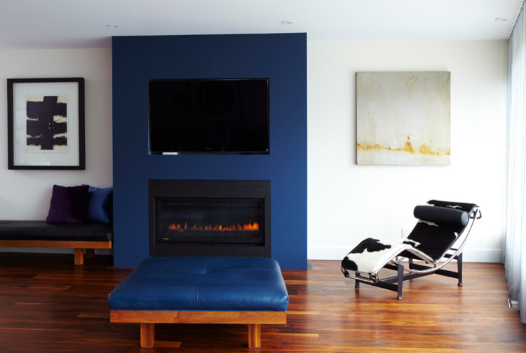 This is an example of a contemporary family room in Toronto.