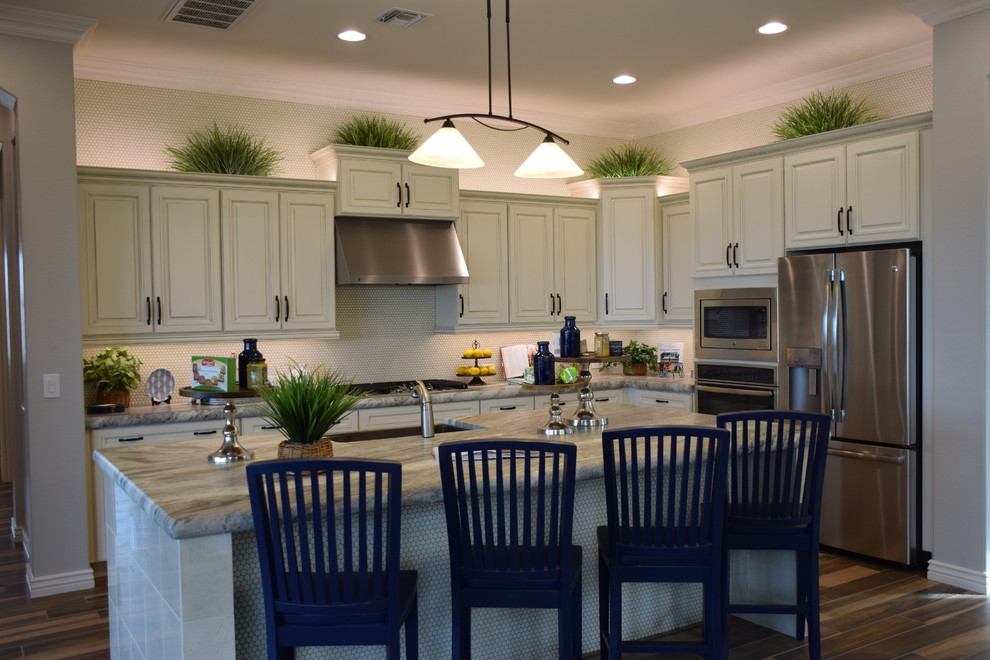 Transitional kitchen photo in Phoenix