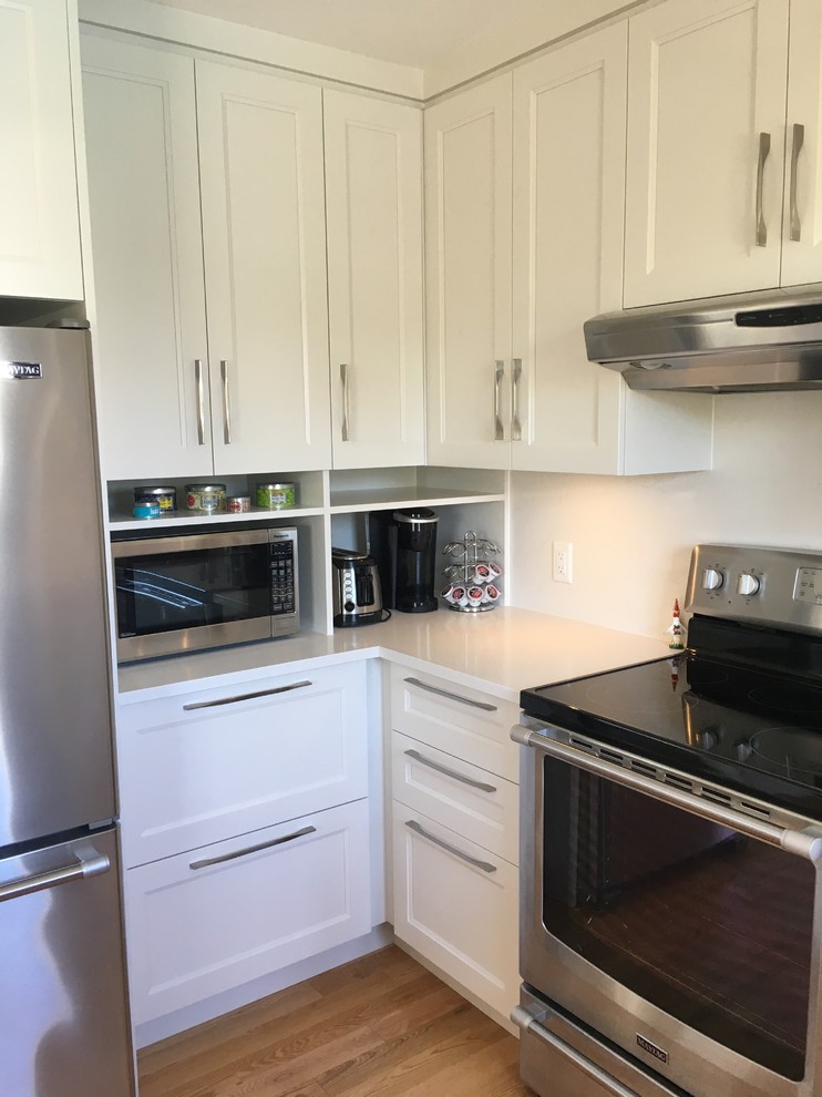 Kitchen - transitional kitchen idea in Montreal