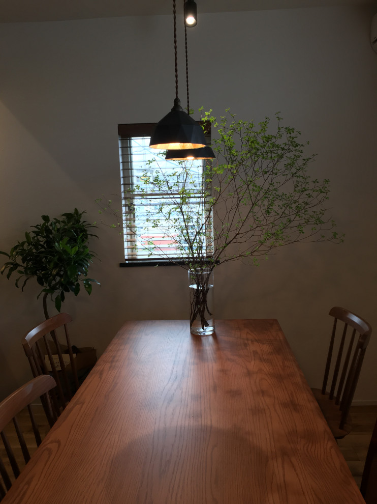 他の地域にあるインダストリアルスタイルのおしゃれなダイニングの写真