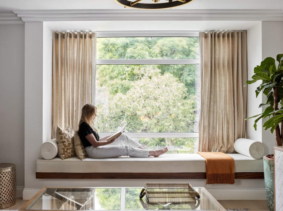 Идея дизайна: парадная, открытая гостиная комната среднего размера в стиле неоклассика (современная классика) с серыми стенами, светлым паркетным полом и телевизором на стене