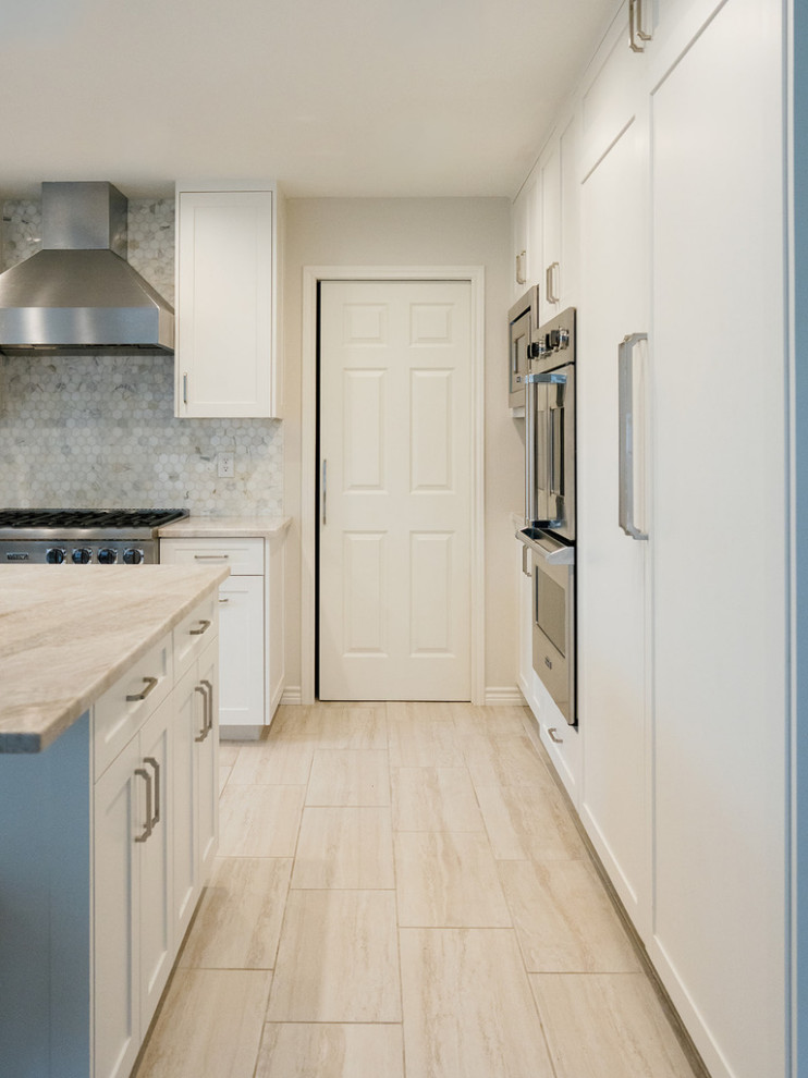 Home design - mid-sized transitional home design idea in Dallas