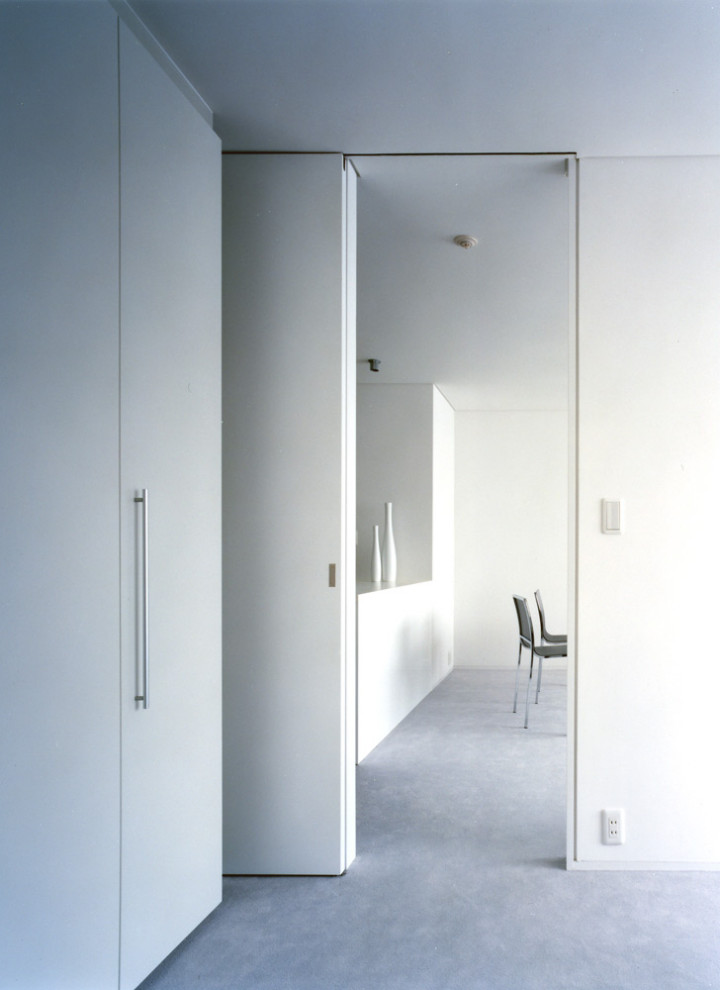 На фото: открытая, серо-белая гостиная комната среднего размера в стиле модернизм с белыми стенами, ковровым покрытием, серым полом, потолком с обоями и обоями на стенах