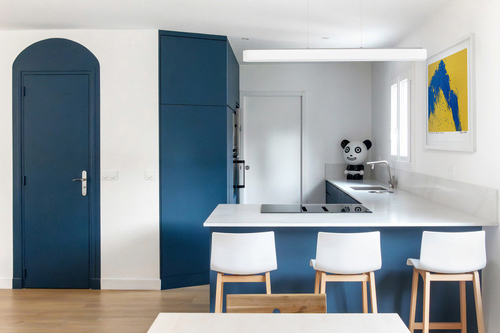 Nordische Küche mit Waschbecken, Granit-Arbeitsplatte, Küchenrückwand in Weiß, Rückwand aus Granit, Küchengeräten aus Edelstahl, Linoleum und weißer Arbeitsplatte in Paris