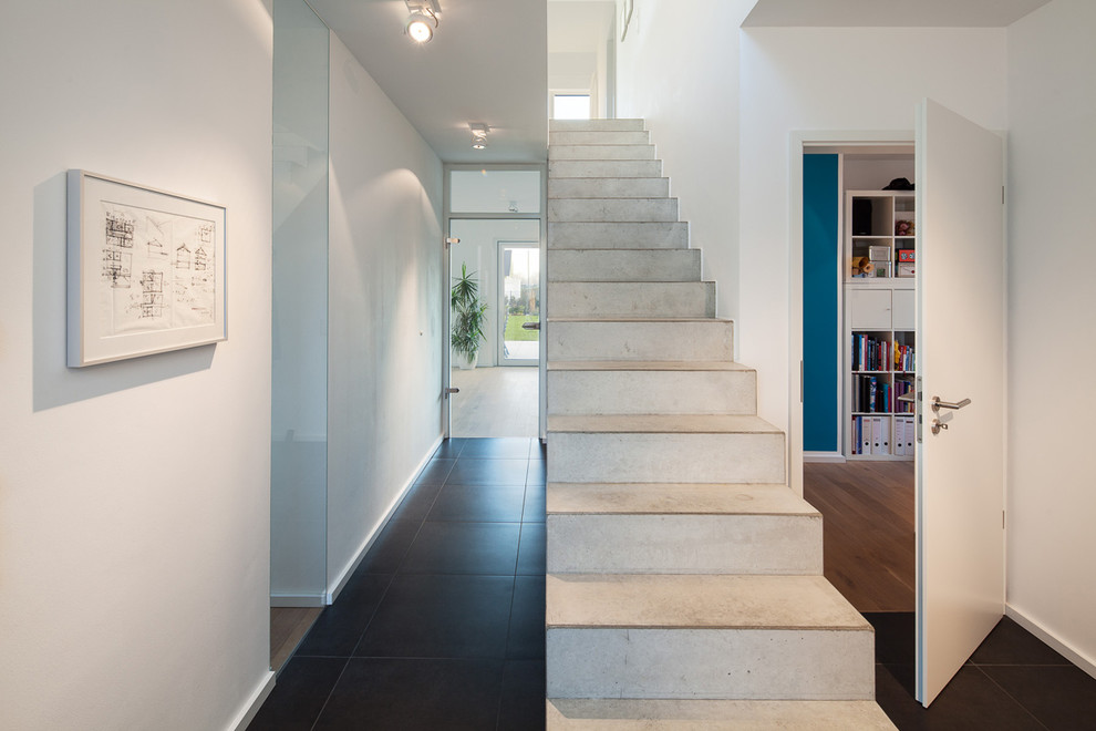 Mittelgroße, Gerade Moderne Betontreppe mit Beton-Setzstufen in Köln