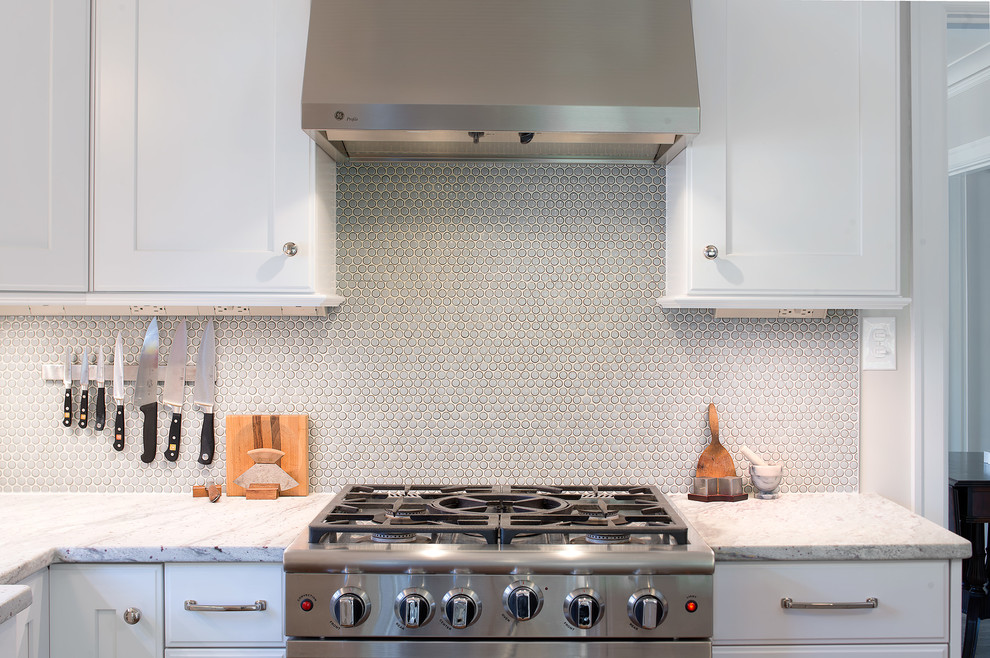 Mid-sized transitional u-shaped medium tone wood floor eat-in kitchen photo with an undermount sink, shaker cabinets, white cabinets, granite countertops, gray backsplash, mosaic tile backsplash, colored appliances and an island